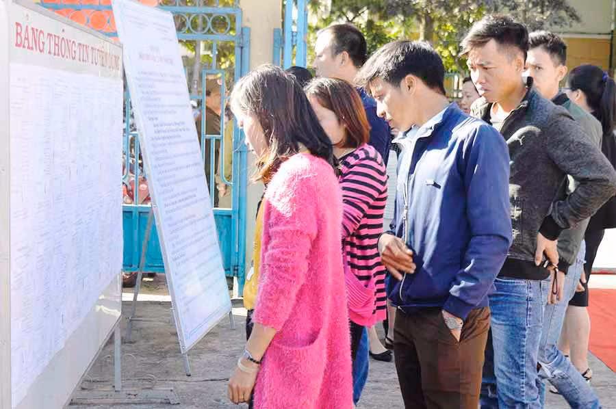 Lao động tìm việc làm tại Sàn Giao dịch việc làm tỉnh. Ảnh: Đinh Yến