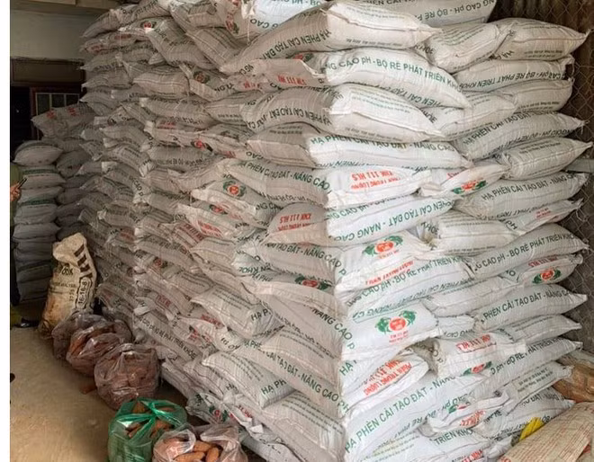 Số phân bón giả bị phát hiện tại cửa hàng Anh Thư.