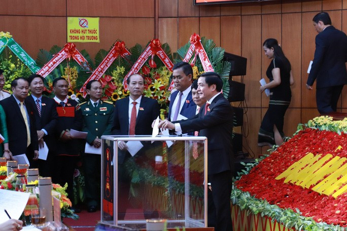 Bí thư Tỉnh ủy Đắk Lắk Bùi Văn Cường bỏ phiếu bầu Ban chấp hành Đảng bộ tỉnh Đắk Lắk