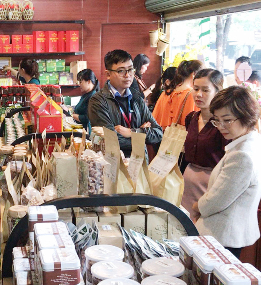 Du khách tham quan và mua sắm tại điểm trưng bày giới thiệu sản phẩm OCOP tại Khu du lịch Biển Hồ. Ảnh: Vũ Thảo