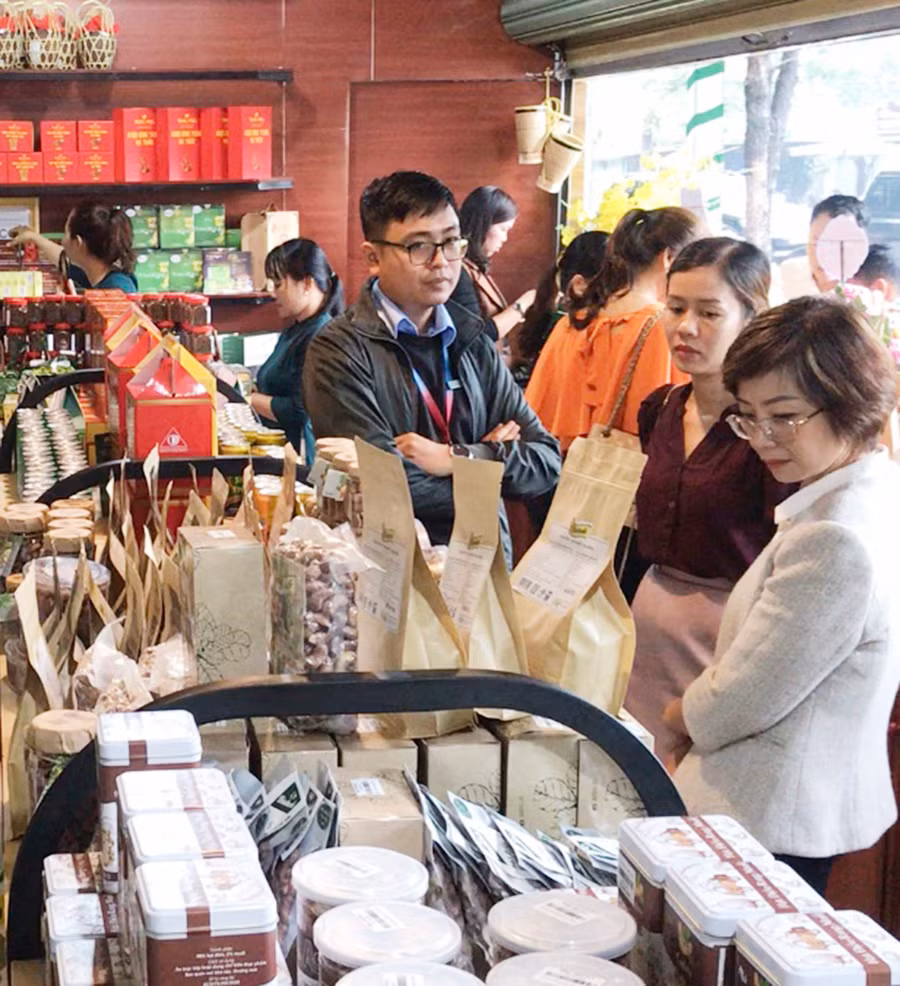 Du khách tham quan và mua sắm tại điểm trưng bày giới thiệu sản phẩm OCOP tại Khu du lịch Biển Hồ. Ảnh: Vũ Thảo