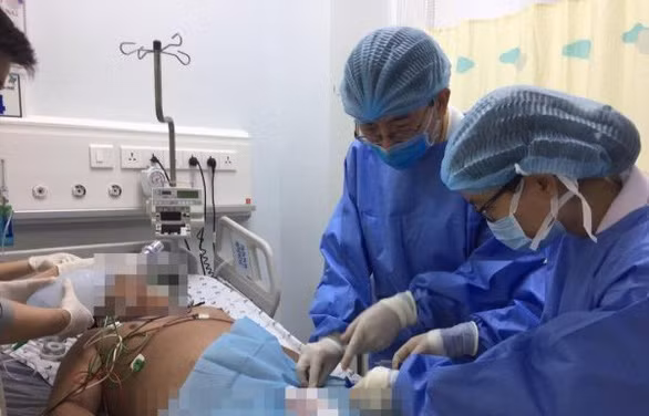 Em Ph. bị ngạt nước, phù phổi do hai người bạn liên tục nhấn chìm xuống nước - Ảnh: Bệnh viện cung cấp