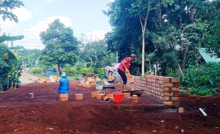 Thi công xây dựng nhà cho ông Kpă Đông, làng O Ngol, xã Ia Vê. Ảnh: Vĩnh Hoàng