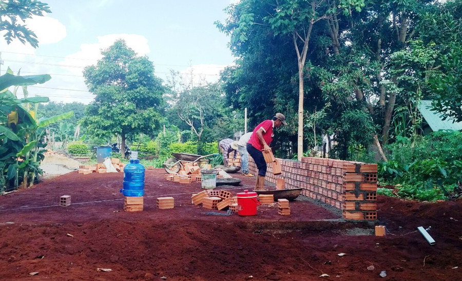 Thi công xây dựng nhà cho ông Kpă Đông, làng O Ngol, xã Ia Vê. Ảnh: Vĩnh Hoàng