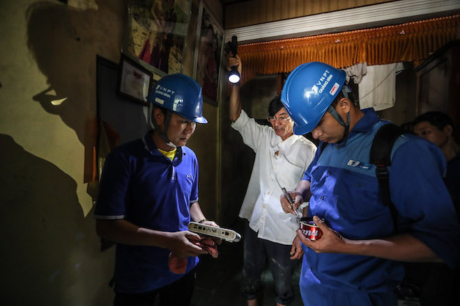 Nhân viên VNPT ứng cứu sự cố mạng trong màn đêm.