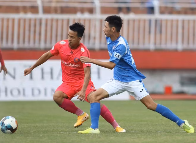 Sài Gòn FC (trái) sẽ tranh chấp với TP.HCM xem ai đá sân nhà lượt cuối? VPF