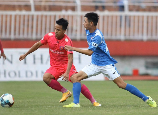 Sài Gòn FC (trái) sẽ tranh chấp với TP.HCM xem ai đá sân nhà lượt cuối? VPF