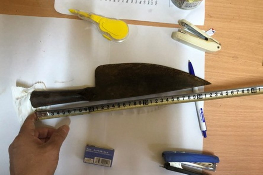 Con dao Nhà dùng sát hại nữ chủ nhà. Ảnh: Công an nhân dân.