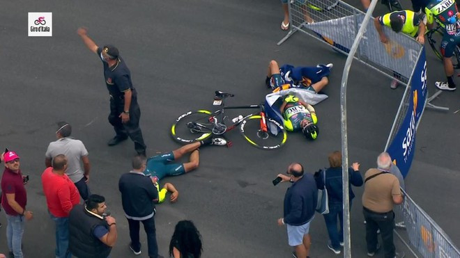 Vụ tai nạn khủng khiếp tại Giro d'Italia 2020 từ sự cố hy hữu - Ảnh: CHỤP MÀN HÌNH Vụ tai nạn khủng khiếp tại Giro d'Italia 2020 từ sự cố hy hữu - Ảnh: CHỤP MÀN HÌNH