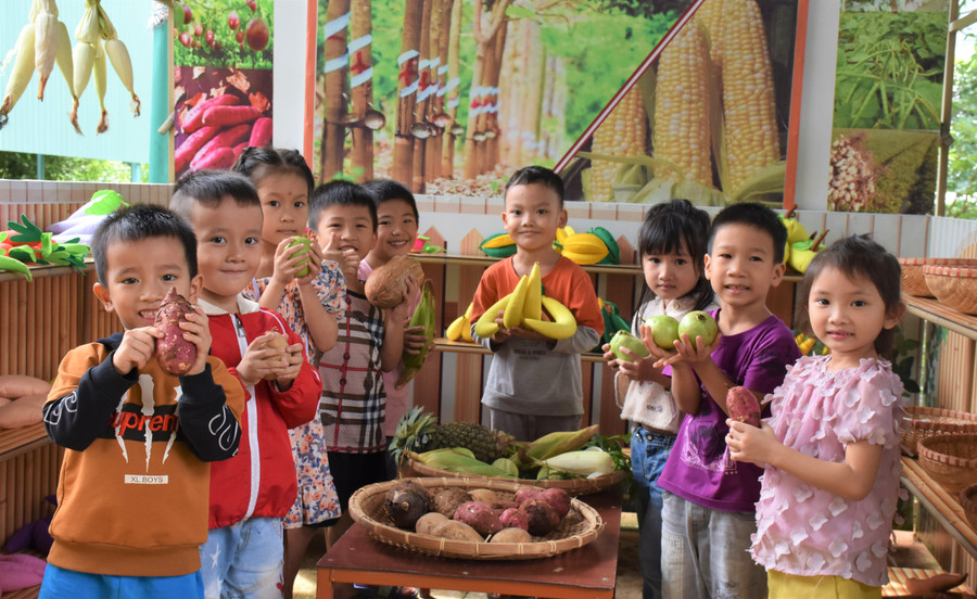 Trẻ hào hứng khi được tham gia các tiết học gắn với thực tiễn địa phương. Ảnh: Trần Dung Trẻ hào hứng khi được tham gia các tiết học gắn với thực tiễn địa phương-Ảnh Trần Dung