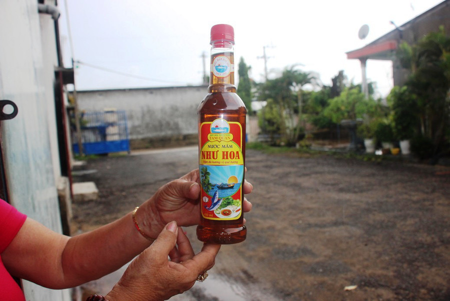 Chất lượng sản phẩm nước mắm Như Hoa luôn được coi trọng, từ khâu chọn nguyên liệu ban đầu đến khâu chế biến, đóng chai. Ảnh: Dũ Tuấn.