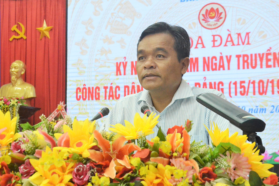 Đồng chí Hồ Văn Niên-Ủy viên dự khuyết Ban Chấp hành Trung ương Đảng, Bí thư Tỉnh ủy, Trưởng đoàn Đại biểu Quốc hội tỉnh phát biểu tại buổi tọa đàm. Ảnh: Phương Linh