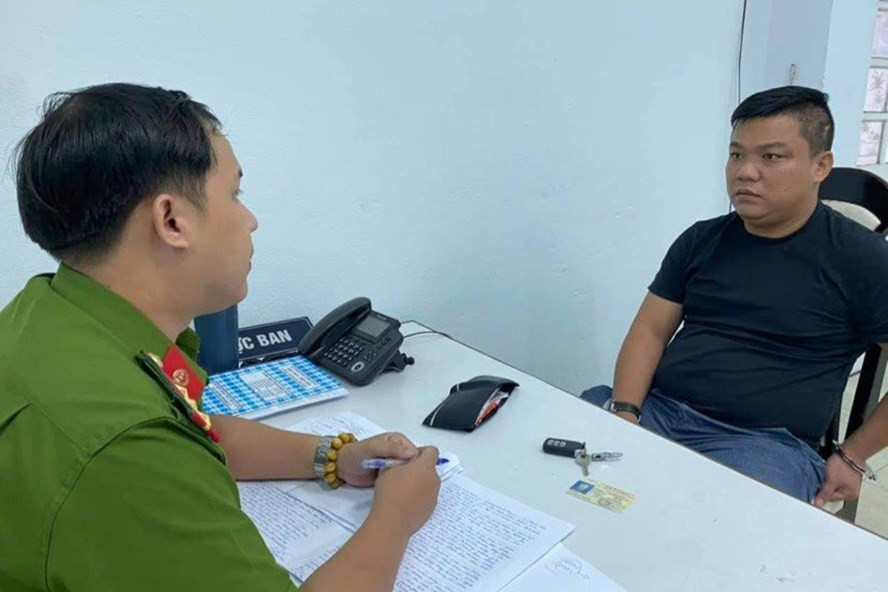  Công an lấy lời khai các đối tượng trong đường dây đánh bạc ngàn tỉ. Ảnh: CACC
