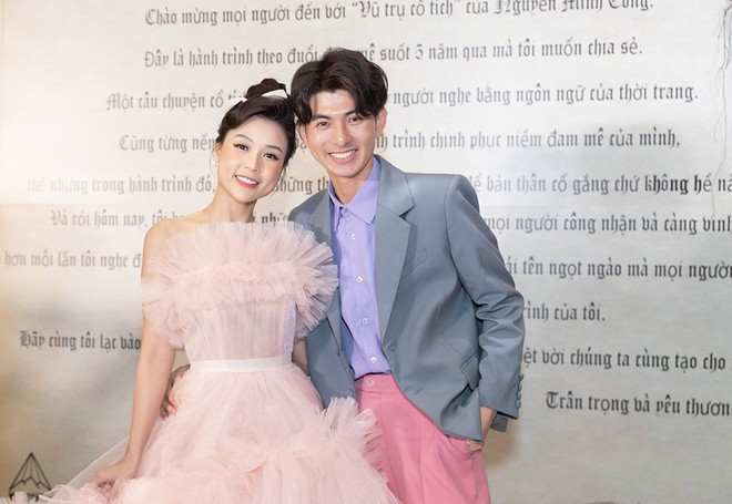 Sam vẫn trung thành với phong cách dễ thương, dịu dàng nhưng không kém phần nhí nhảnh trong thiết kế màu hồng bồng bềnh. Kiểu tóc búi cao bằng ri băng khiến khán giả liên tưởng đến hình ảnh cô bé lọ lem trong truyện cổ tích của Disney.