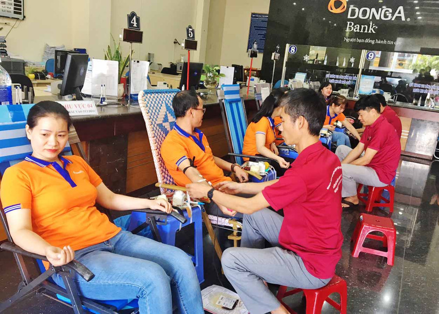 Đông đảo cán bộ, nhân viên, khách hàng tham gia Hiến máu Tình nguyện. Ảnh: Hồng Ngọc