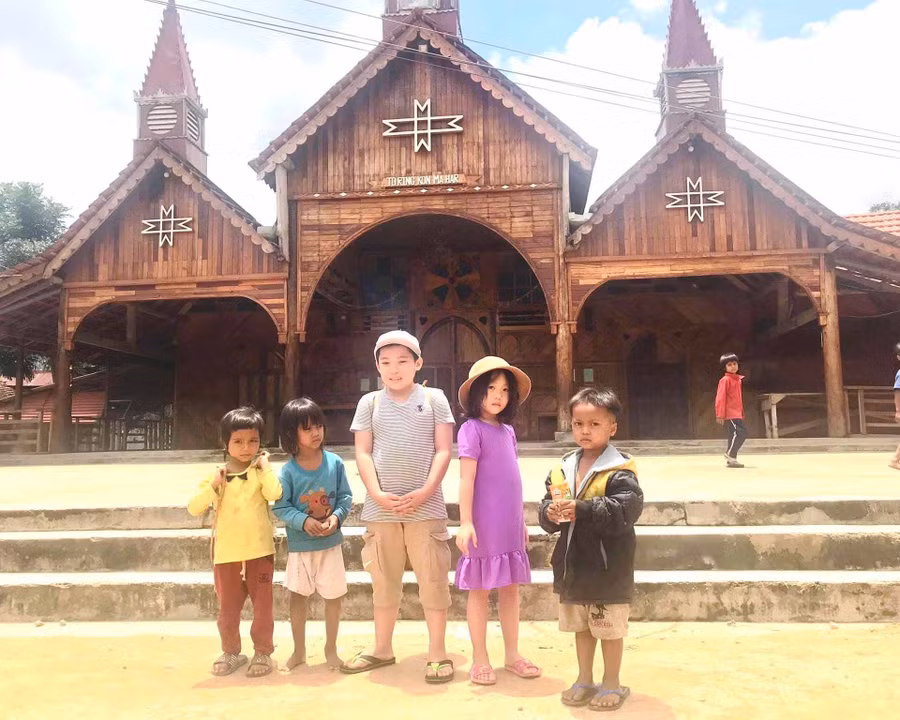 Sân nhà thờ là điểm vui chơi của lũ trẻ và cũng là nơi du khách chụp hình mỗi khi đến làng Kon Mahar. Ảnh: Nguyễn Thị Diễm