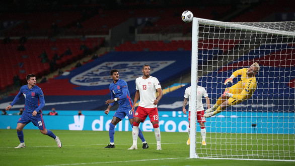  Một pha uy hiếp khung thành Đan Mạch của tuyển Anh - Ảnh: REUTERS