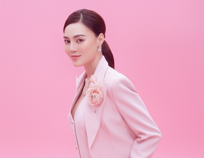 Ở Lan Ngọc vừa toát lên nét dịu dàng, vừa có thần thái của một quý cô thành thị tự tin, độc lập ẢNH: MILOR TRẦN