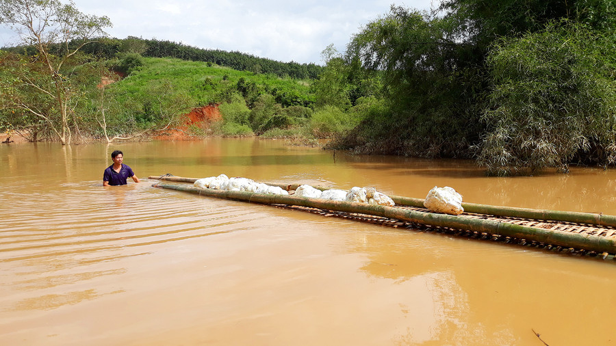 Người dân vùng lòng hô thủy điện Plei Kần (huyện Ngọc Hồi, tỉnh Kon Tum) nhiều phen khốn đốn, hoang mang vì thủy điện Plei Kần tự ý tích nước nhiều lần.