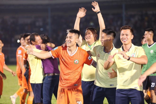 Chùm ảnh: Niềm vui của bóng đá Bình Định trở lại V-League sau 12 năm chờ đợi ảnh 6