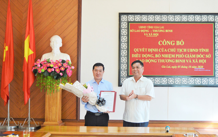 Phó Chủ tịch UBND tỉnh Kpă Thuyên (bìa phải) trao Quyết định điều động, bổ nhiệm ông Phạm Trần Anh giữ chức Phó Giám đốc Sở Lao động-Thương binh và Xã hội. Ảnh: Đinh Yến