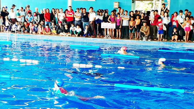 Các vận động viên nữ tiểu học xuất phát bơi cự ly 25m. Ảnh: Hoàng Viên