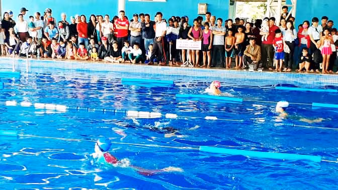 Các vận động viên nữ tiểu học xuất phát bơi cự ly 25m. Ảnh: Hoàng Viên