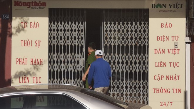 Cơ quan chức năng tiến hành khám xét Văn phòng đại diện khu vực Đông Bắc Báo Nông thôn ngày nay/Dân Việt tại Hạ Long - Ảnh Lã Nghĩa Hiếu Cơ quan chức năng tiến hành khám xét Văn phòng đại diện khu vực Đông Bắc Báo Nông thôn ngày nay/Dân Việt tại Hạ Long - Ảnh Lã Nghĩa Hiếu