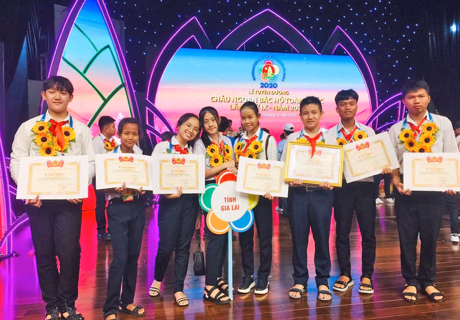  Các đại biểu cháu ngoan Bác Hồ tỉnh Gia Lai tham dự Đại hội Cháu ngoan Bác Hồ toàn quốc lần thứ IX. Ảnh: Đỗ Đức Thanh