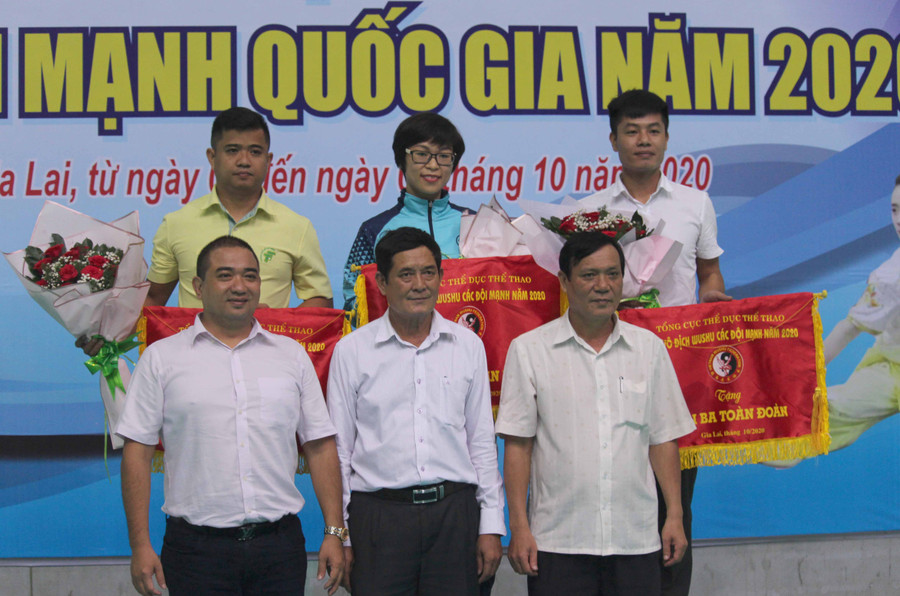 Ban Tổ chức trao giải toàn đoàn cho 3 đơn vị có thành tích xuất sắc nhất. Ảnh: Hoành Sơn