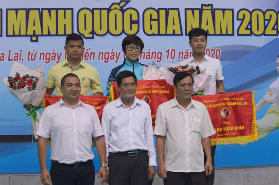 Ban Tổ chức trao giải toàn đoàn cho 3 đơn vị có thành tích xuất sắc nhất. Ảnh: Hoành Sơn