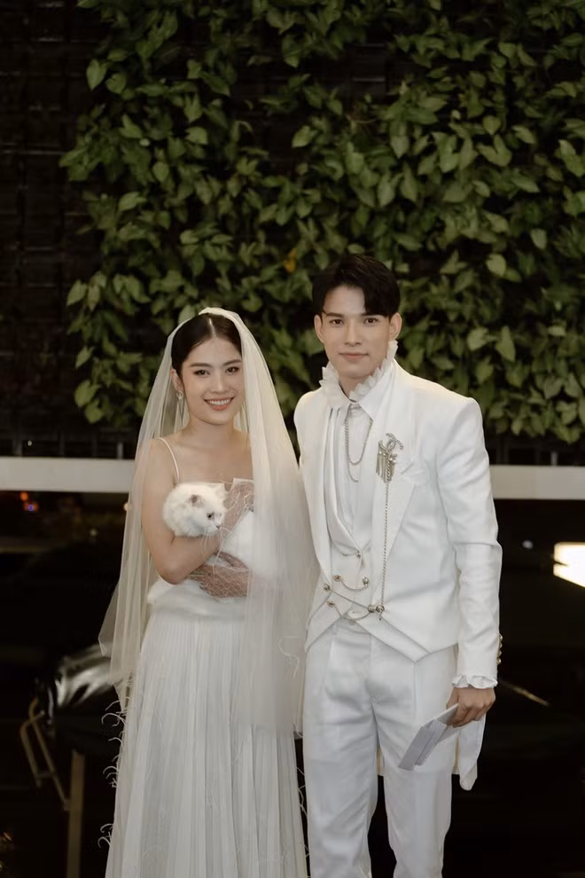 Nam Anh và Sỹ Hưng xuất hiện tình tứ trong trang phục cô dâu - chú rể tại sự kiện. Người đẹp ôm cả mèo lên thảm đỏ thu hút sự chú ý ẢNH: NVCC