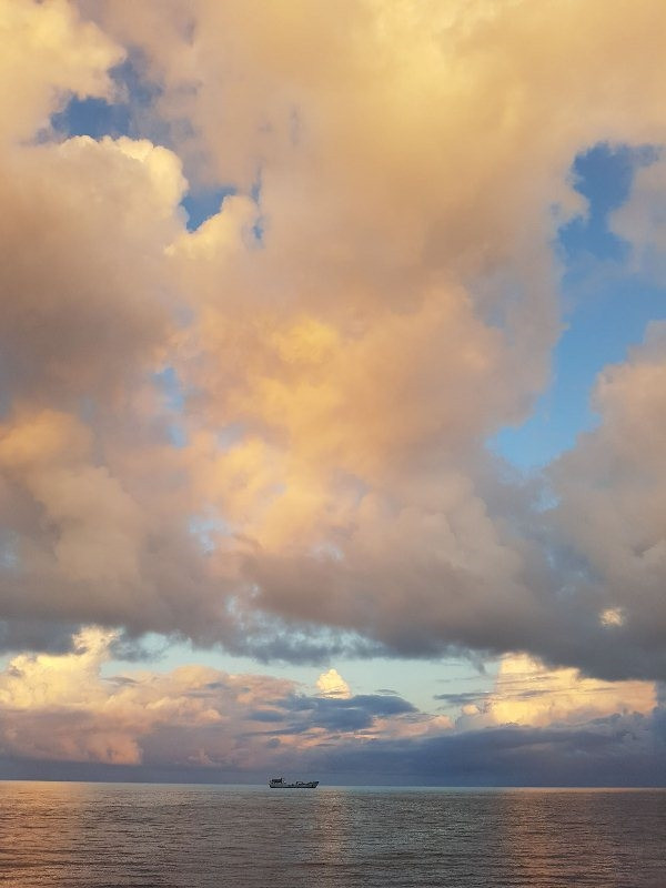 Mùa biển lặng khiến mặt biển như tấm gương khổng lồ.