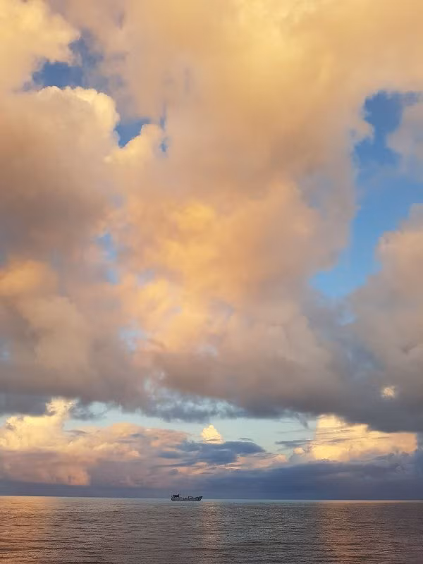 Mùa biển lặng khiến mặt biển như tấm gương khổng lồ.