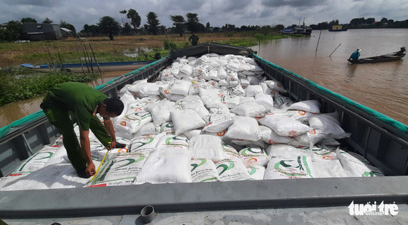 Lực lượng Công an tỉnh An Giang khám nghiệm hiện trường và kiểm tra hàng hóa vừa bắt giữ nghi nhập lậu - Ảnh: TIẾN VŨ Lực lượng Công an tỉnh An Giang khám nghiệm hiện trường và kiểm tra hàng hóa vừa bắt giữ nghi nhập lậu - Ảnh: TIẾN VŨ