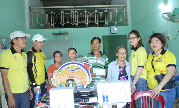 Các thành viên quỹ xe trao tặng “Nhà Cam” cho gia đình chị Thủy - Ảnh: ĐOÀN NHẠN