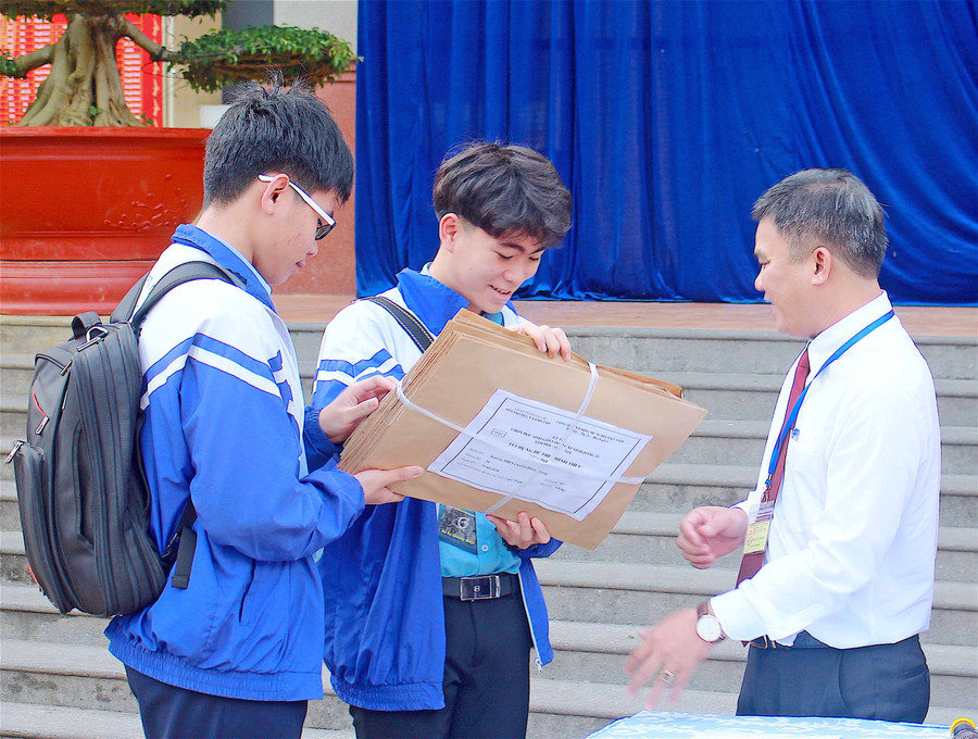 Đại diện thí sinh kiểm tra niêm phong đề thi. Ảnh: Mộc Trà