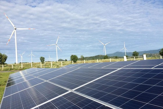 Tính đến hết tháng 5-2020, cả nước đã có hơn 90 dự án hoặc một phần dự án điện mặt trời và 10 dự án hoặc một phần dự án điện gió với tổng công suất gần 6.000 MW vận hành thương mại. (Ảnh: EVN) Thông tin từ Sở Công thương cho biết, tính đến hết tháng 5-2020, cả nước đã có hơn 90 dự án hoặc một phần dự án điện mặt trời và 10 dự án hoặc một phần dự án điện gió, với tổng công suất gần 6.000 MW vận hành thương mại. (Ảnh EVN)