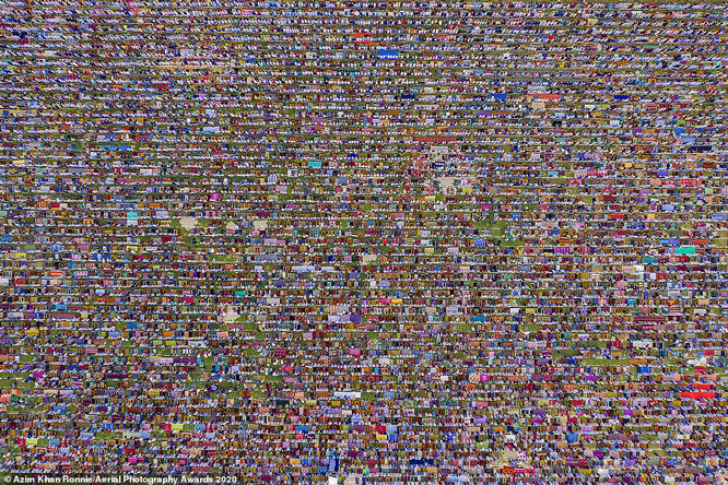 Bức ảnh chụp 60.000 tín đồ Hồi giáo tham dự lễ hội Eid-ul-Fitr đánh dấu kết thúc tháng ăn chay Ramadan tại thành phố Dinajpur ở Bangladesh mang lại cho nhiếp ảnh gia Azim Khan Ronnie giải cao nhất hạng mục “Văn hóa thế giới”. Ảnh: Azim Khan Ronnie