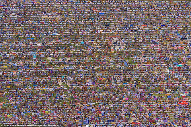 Bức ảnh chụp 60.000 tín đồ Hồi giáo tham dự lễ hội Eid-ul-Fitr đánh dấu kết thúc tháng ăn chay Ramadan tại thành phố Dinajpur ở Bangladesh mang lại cho nhiếp ảnh gia Azim Khan Ronnie giải cao nhất hạng mục “Văn hóa thế giới”. Ảnh: Azim Khan Ronnie