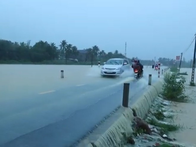 Tuyến đường giao thông qua xã Ân Hảo Đông (H.Hoài Ân) bị ngập nước ẢNH: BẢO THOA