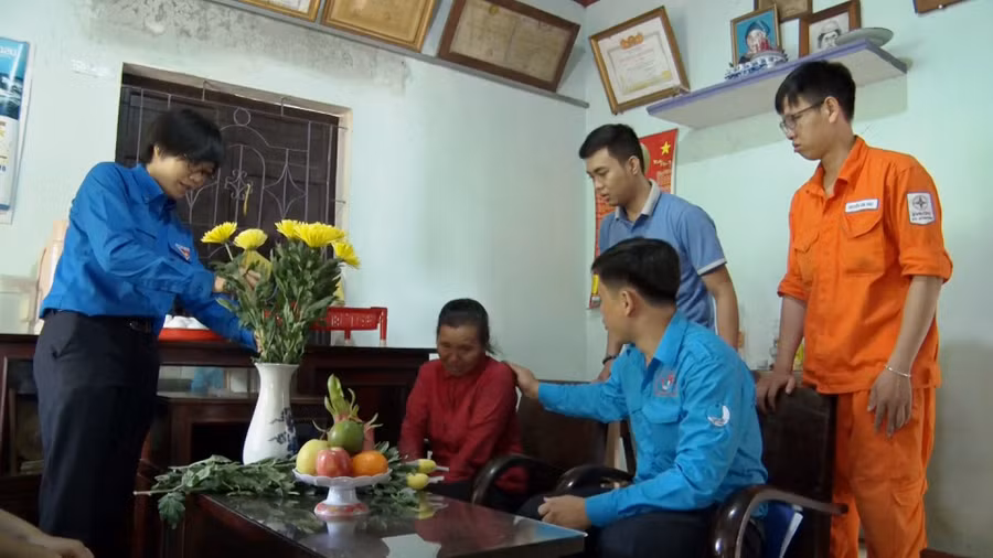 Thăm gia đình mẹ Việt Nam anh hùng Y Nía. Ảnh: TN