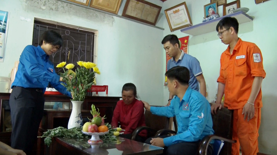 Thăm gia đình mẹ Việt Nam anh hùng Y Nía. Ảnh: TN