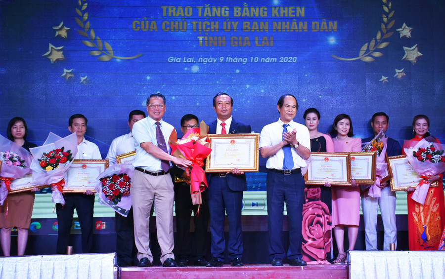 Chủ tịch UBND tỉnh Võ Ngọc Thành (thứ 5 từ phải sang) tặng bằng khen cho các cá nhân có thành tích trong phong trào doanh nhân trẻ năm 2020. Ảnh: Hà Phương  Chủ tịch UBND tỉnh Gia Lai (thứ 5 từ phải sang) tặng bằng khen cho cá cá nhân có thành tích trong phong trào doanh nhân trẻ năm 2020. Ảnh: Hà Phương