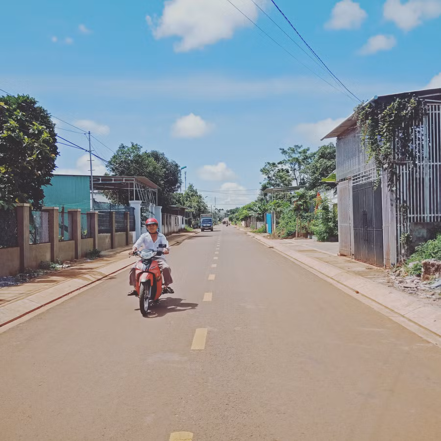 Đường Bà Huyện Thanh Quan đoạn qua Plei Ngó (phường Trà Bá, TP. Pleiku). Ảnh: Đình Phê