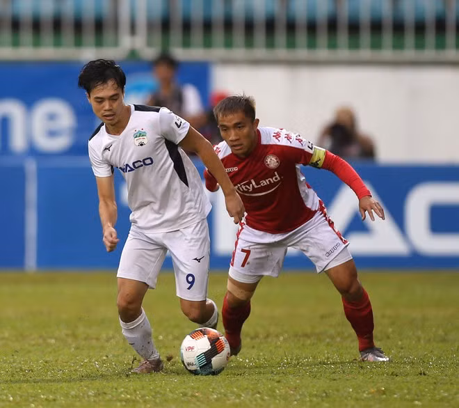 TP.HCM (phải) có chịu đi sân khác ở lượt cuối khi lịch đã công bố VPF