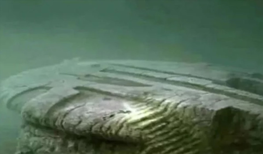 Vật thể bí ẩn dưới đáy biển. Ảnh: Ocean X