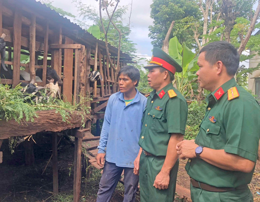 Cán bộ Ban Chỉ huy Quân sự huyện Chư Pưh nắm tình hình thực tế tại 1 hộ đang được giúp đỡ thoát nghèo. Ảnh: Anh Huy