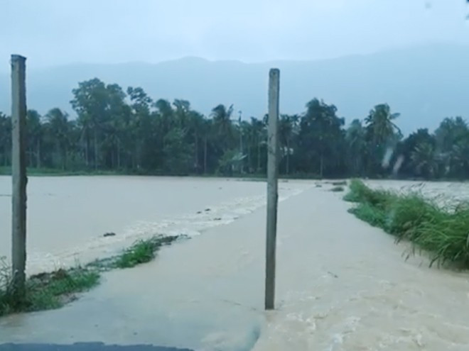 Nhiều khu dân cư dọc sông Lại Giang chảy qua H.Hoài Ân và TX.Hoài Nhơn bị cô lập ẢNH: BẢO THOA