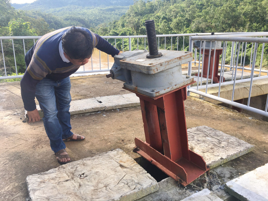 Một trục quay cửa xả nước trên thân đập thủy lợi Plei Keo bị cong, vênh.